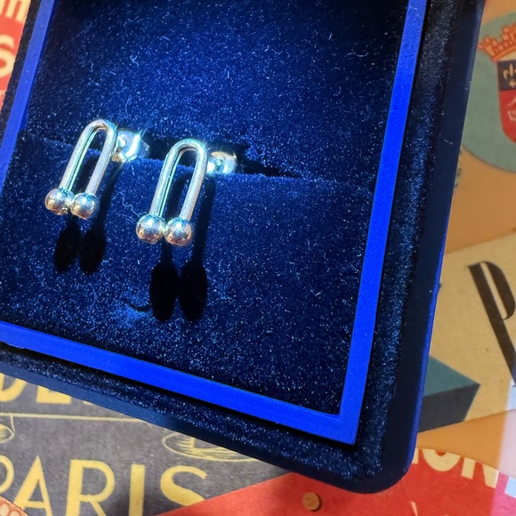 Cute pair of 18k gold earrings